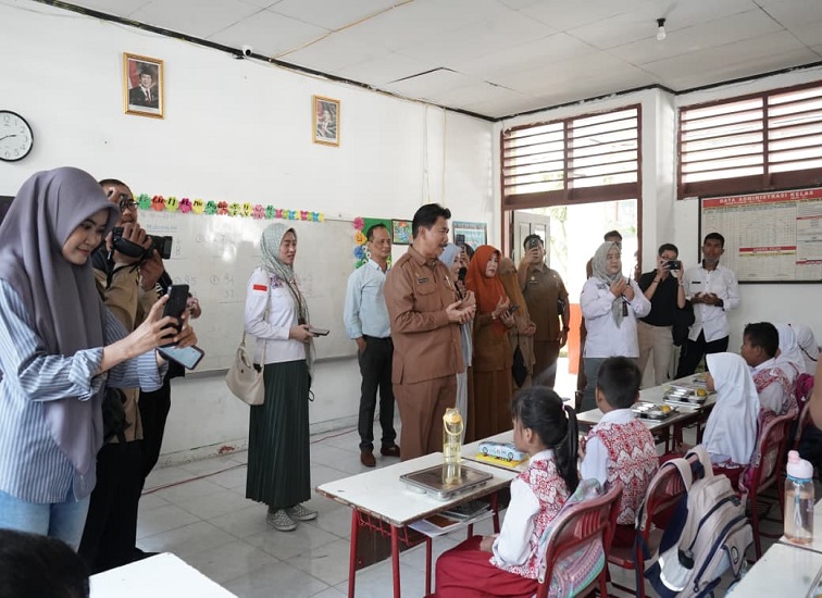 Peninjauan MBG di Tenggarong Anggota DPD RI Aji Mirni Mawarni Bersama Sekda Kukar Sunggono (Andri wahyudi/kutairaya)